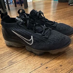 Women’s size 7 flyknit vapormax 2021